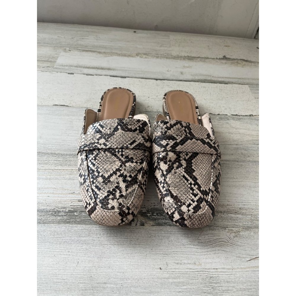 Old Navy woman’s snake pattern driving moccasins size 7